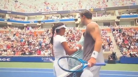 El tenso momento entre Raducanu y Draper delante de Alcaraz que copa el debate del US Open mixto: "Ella rechazó el abrazo"