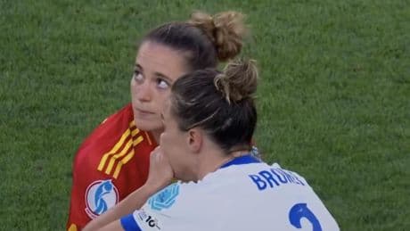 "Los gays por encima de todos":  la imagen de Lucy Bronze y Ona Batlle tras la final que emociona a Megan Rapinoe