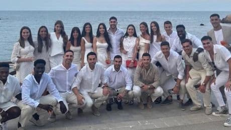 La plantilla del Athletic acompaña a Nuñez en las celebraciones de su boda