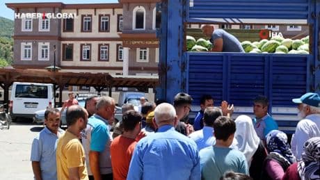 Adana'da 20 ton karpuz ücretsiz dağıtıldı