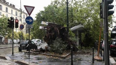 Un morto e tre feriti per il maltempo: è ancora allerta nel Nord Italia