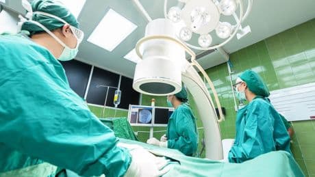 Los pacientes de Extremadura, Andalucía y Cantabria son los que más esperan para operarse por la sanidad pública