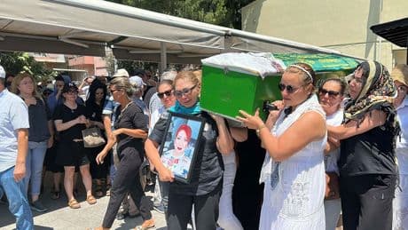 Cesedi sevgilisinin yanında bulunan Özbek Dinara'nın tabutunu kadınlar sırtladı