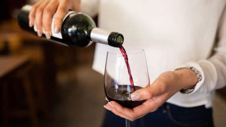Eine Flasche Wein pro Tag trinken? Was das mit Ihrem Körper anstellt