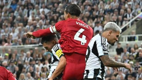 Jamie Carragher prijst Virgil van Dijk de hemel in na briljant optreden voor Liverpool: ’Ik huiver bij de gedachte’