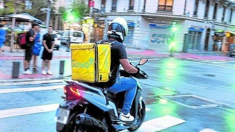 El cambio a asalariados en Glovo siembra la incertidumbre entre los repartidores