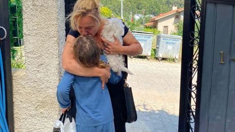 Kızını babasıyla görüşe 43 dakika geç götürdüğü için hapis yatan anne, cezaevinden çıktı