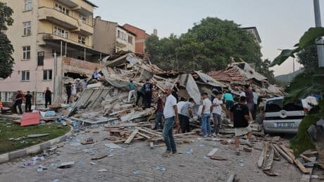 Balıkesir'de 6,1 büyüklüğünde deprem: Bazı binalar yıkıldı, enkaz altında kalanlar var!