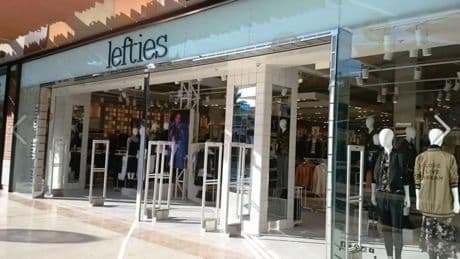 Lefties vende la chaqueta más elegante, barata y versátil de la primavera: disponible por 12,59 € y en dos colores