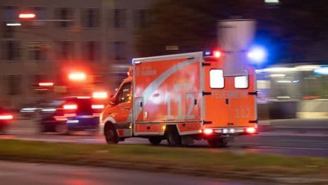 Berlin: Motorrad erfasst Fußgängerin auf Hermannstraße – Krankenhaus