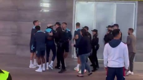 La Policía, obligada a intervenir entre Neyou y varios aficionados