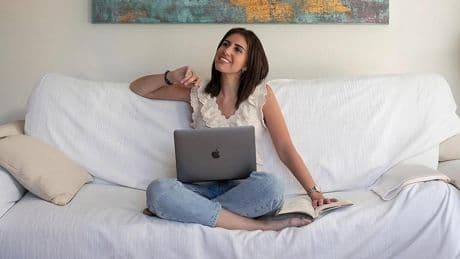 Elena Garrido, nutricionista: “Que te sientas hinchada, no es solo retención de líquidos; con las altas temperaturas y el ritmo de las vacaciones es común sentirse más inflamada”