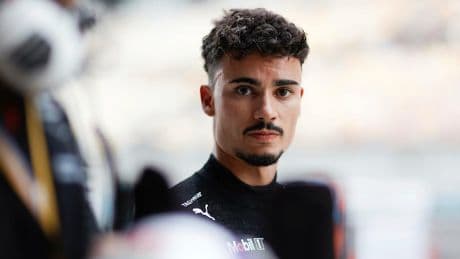 Kurioser Unfall mit Teamkollegen - Weltmeister-Pilot bekommt bittere Strafe