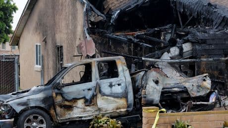 Varios muertos tras estrellarse un pequeño avión sobre una zona de viviendas en San Diego