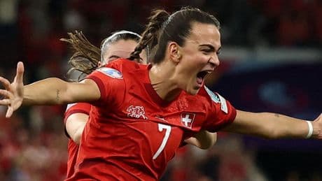 Gastland Zwitserland door goal in blessuretijd naar kwartfinales EK