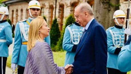 Meloni e il vertice con Erdogan: «Chiedo uno sforzo in più». Patto con la Libia sugli sbarchi