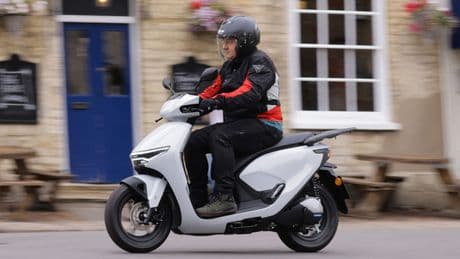 Honda CUV e:, lo scooter elettrico con le batterie estraibili e la retro, tutto tecnologia e agilità
