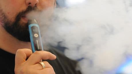 Un informe alerta de que los fumadores dejan de pasarse al cigarrillo electrónico porque creen que es más dañino