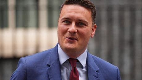 NHS bosses who fail to cut waiting times to have their pay docked