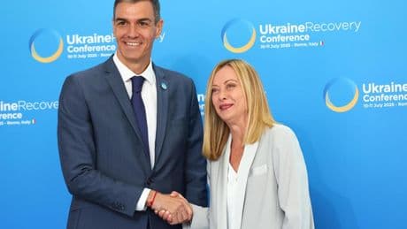 Sánchez y Meloni, unidos por Ucrania: la conferencia para la recuperación promete 10.000 millones a Zelenski