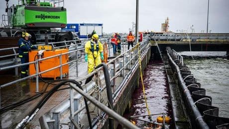 Havariekommando: Schiffskollision in Cuxhaven – Riss lässt Öl austreten