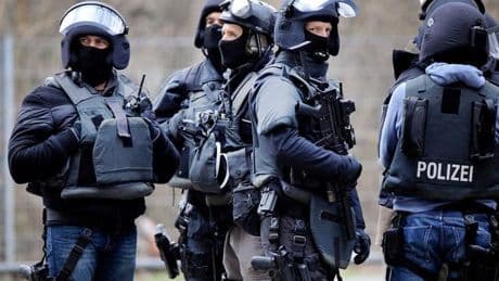 SEK-Einsatz in Köln: Mann mit Machete in Wohnung festgenommen