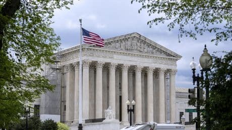 El Supremo permite a Trump revocar la protección humanitaria de 500.000 inmigrantes