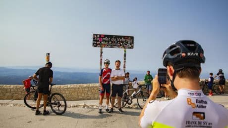 Tour de France 2025 : au pied du mont Ventoux, le business vélo prié de ne pas en faire trop