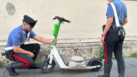 Rom: Deutscher Tourist fährt historischen Säulensockel auf E-Scooter durch die Stadt