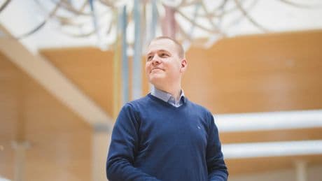 Muere un diputado finlandés de 30 años en la sede del Parlamento: "Es muy triste"