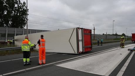 Problemen op A4 en hogesnelheidslijn door gekantelde vrachtwagen