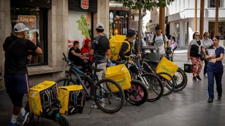 Bruselas multa a Glovo y su matriz con 330 millones por pactar ‘no robarse’ trabajadores