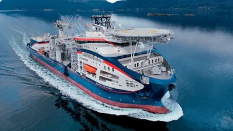 Monna Lisa, el gigantesco barco encargado de cablear los océanos: despliega y entierra cables hasta 3.000 metros de profundidad