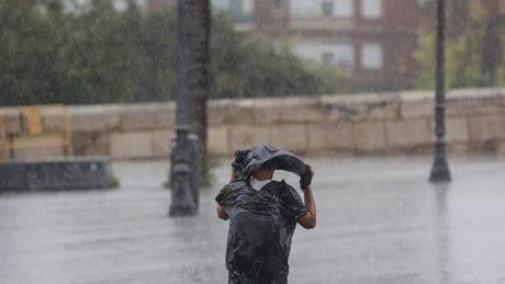 La fuerte tormenta deja una vivienda inundada y varios desbordamientos en las calles de Huesca