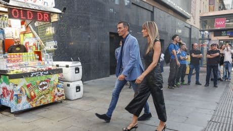 Begoña Gómez y Pedro Sánchez, en el estreno de 'El cautivo' sin lograr evitar los abucheos