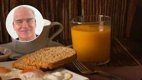 Doctor Feingold, cardiólogo: "Si quieres bajar el colesterol en España, añade esta fruta, fresca o congelada, al desayuno"