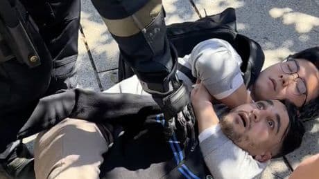 Intentan atracar a un fotógrafo en Barcelona y responde con una maniobra digna de película