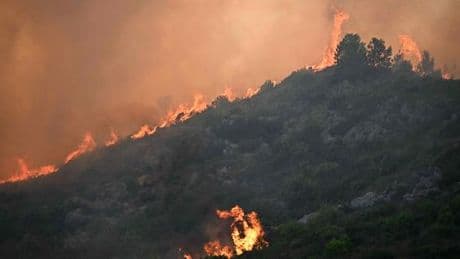 En direct, incendie dans l’Aude : le gigantesque feu dans le massif des Corbières « continue de progresser » en raison de « conditions défavorables »