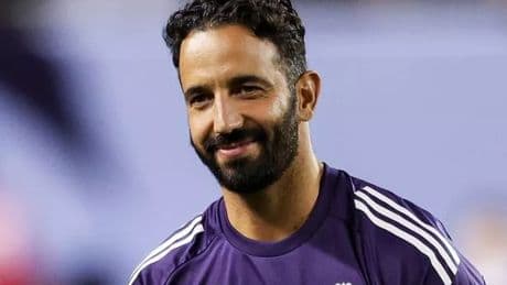 Man Utd open transfer talks over 'unrealistic' move for Premier League star