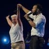 ‘The lady with the nice haircut’: John Legend haalt Dordtse Yvon op het podium