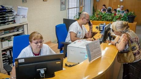 Los administrativos, figura clave de los nuevos CAP: "Haremos el primer triaje del paciente y sabremos a dónde derivarlo"