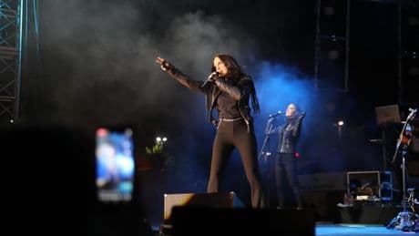Sertab’dan Bahar Şenliği’nde enerji dolu gece: "Zıpla zıpla zıplamayan…”