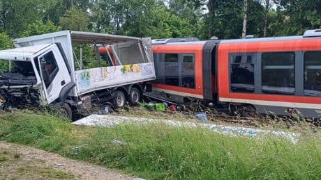 Unbeschrankter Bahnübergang bei Pocking: Regionalzug kracht in Lkw: Strecke bleibt vorerst gesperrt