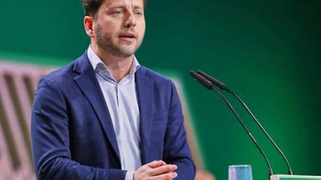 Abschiebungen nach Afghanistan – Grünen-Chef warnt vor Symbolpolitik und Risiken