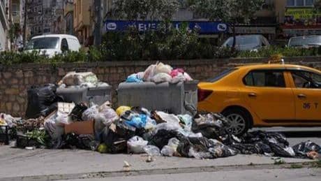 İzmir'de işçilerin greve gitti! Cadde eve sokaklarda çöp dağları oluştu