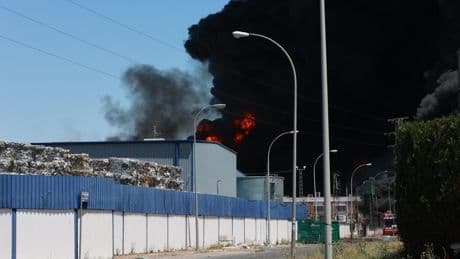 Explosión en una nave de productos químicos en Alcalá (Sevilla): recomiendan a 77.000 vecinos no salir a la calle