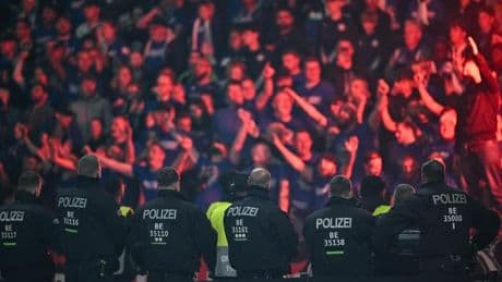 Gewalt im Fußball: Polizeigewerkschaft fordert mehr Überwachungstechnik in Fußballstadien