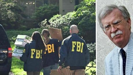 John Bolton, perché il caso scuote l'America: il blitz Fbi, l'ira di Trump: «È un delinquente, vedremo se antipatriottico»