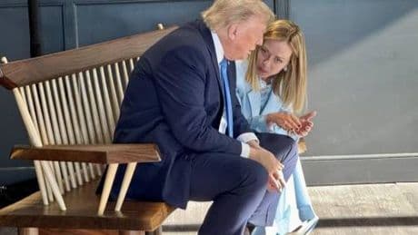 G7, il fuori programma tra Meloni e Trump e l'incontro sulla panchina