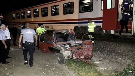 Yer Kütahya... Otomobili raylara bırakıp kaçtı!